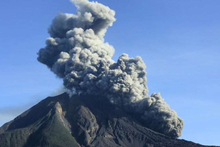VULCÃO INDONÉSIO SINABUNG EXPELE NOVA COLUNA DE FUMO E CINZAS