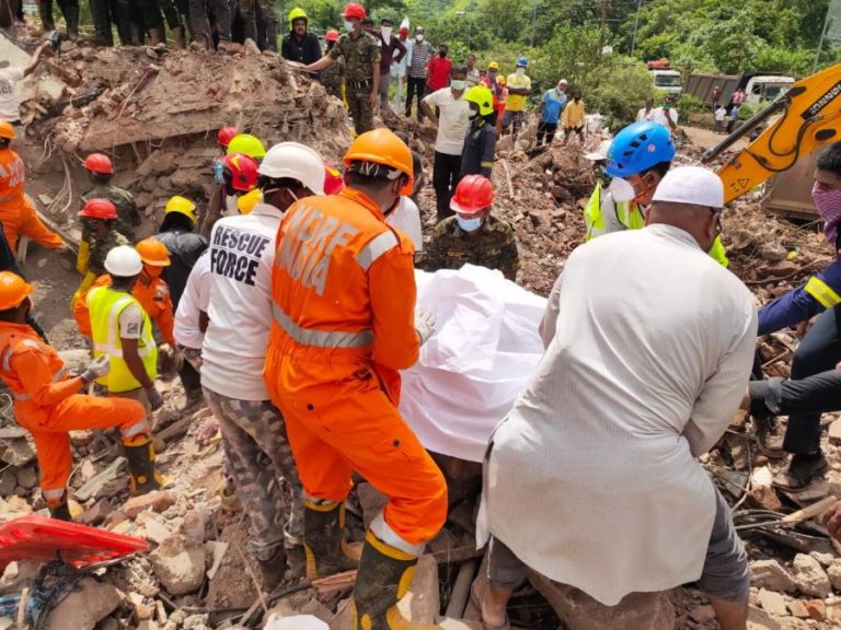 EQUIPAS DE RESGATE ENCONTRAM CRIANÇA COM VIDA NOS ESCOMBROS DE EDIFÍCIO QUE RUIU NA ÍNDIA