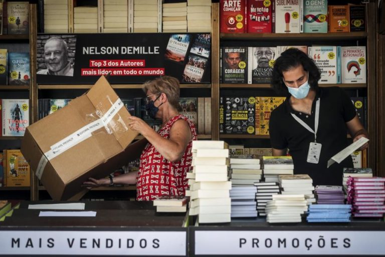 MÁSCARAS, MUITO DESINFETANTE E EXPECTATIVA DE ADESÃO À FEIRA DO LIVRO DE LISBOA