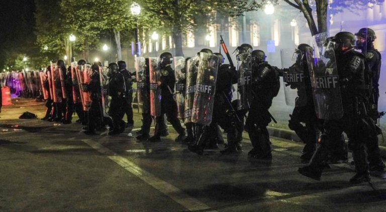 DOIS MORTOS E UM FERIDO NO WISCONSIN EM MANIFESTAÇÃO CONTRA VIOLÊNCIA POLICIAL