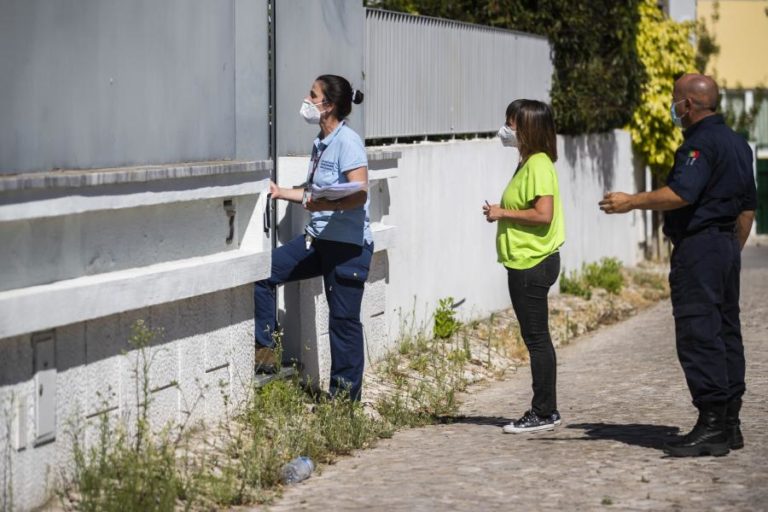 COVID-19: EQUIPA MULTIDISCIPLINAR DE ALMADA VISITA DOENTES E TRANQUILIZA RECEIOS