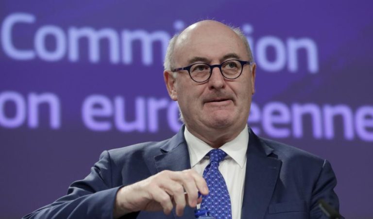 COVID-19: COMISSÁRIO EUROPEU DO COMÉRCIO DEMITE-SE APÓS VIOLAR REGRAS DE CONTENÇÃO