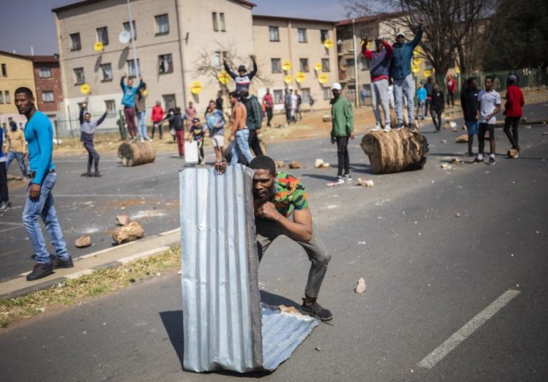 PROTESTOS NA ÁFRICA DO SUL APÓS ADOLESCENTE COM DEFICIÊNCIA TER SIDO MORTO PELA POLÍCIA