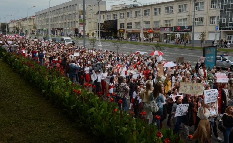 BIELORRÚSSIA: MAIS DE 10 MIL MULHERES MARCHAM NA CAPITAL CONTRA VIOLÊNCIA POLICIAL