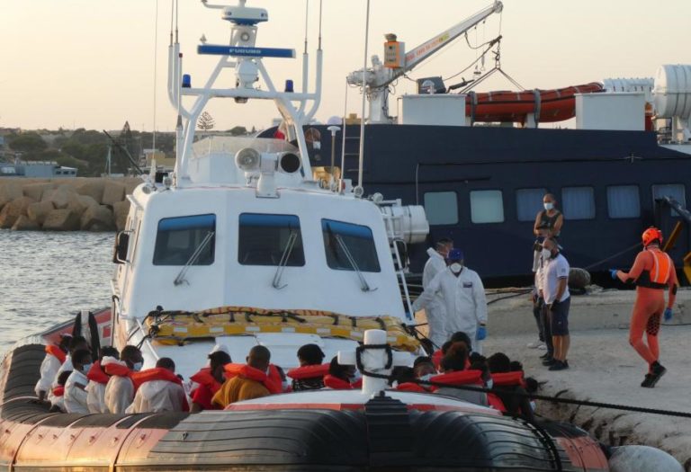AUTARCA DA ILHA DE LAMPEDUSA APELA À “GREVE GERAL” APÓS ACOLHER MAIS 370 MIGRANTES