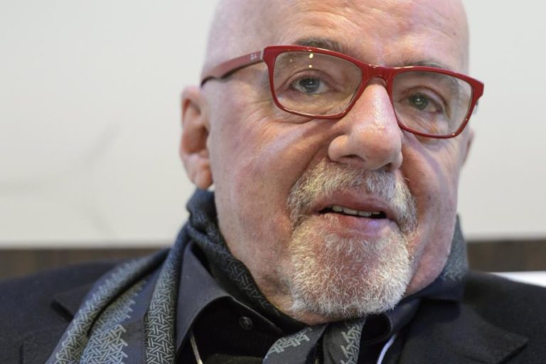 PAULO COELHO RESPONDE COM HUMOR A APOIANTES DE BOLSONARO QUE QUEIMARAM SEUS LIVROS