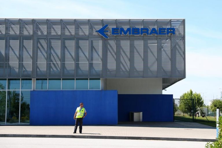 EMBRAER ANUNCIA DEMISSÃO DE 900 FUNCIONÁRIOS NO BRASIL