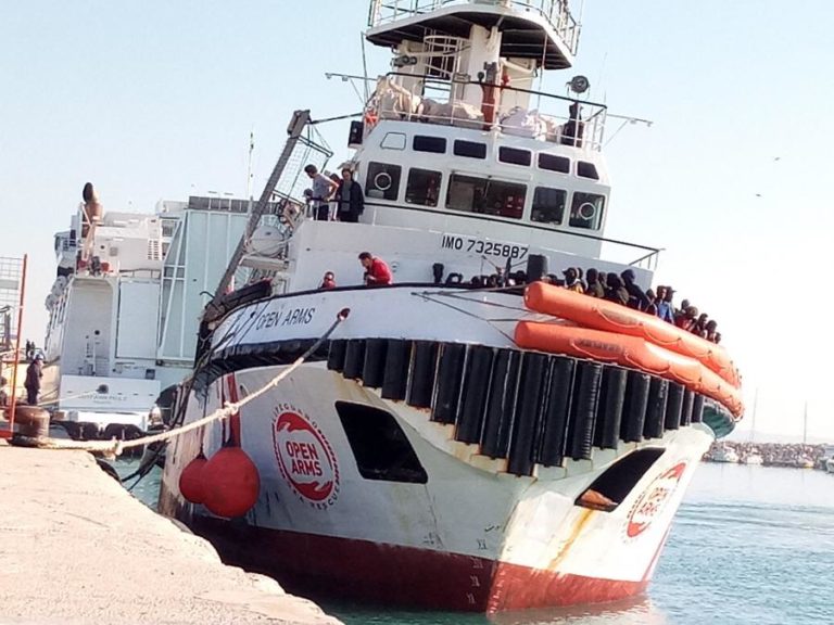 ITÁLIA AUTORIZA NAVIO DA OPEN ARMS A ACOSTAR E DESEMBARCAR 150 MIGRANTES