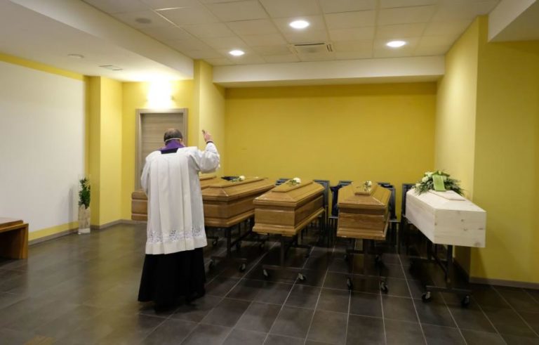 COVI-19: MAIS DE 889 MIL MORTOS E 27,1 MILHÕES DE INFETADOS EM TODO MUNDO