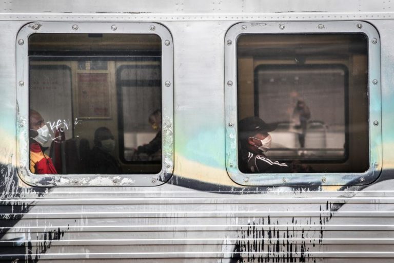 COVID-19: PESSOAS TENTAM EVITAR AJUNTAMENTOS NOS TRANSPORTES EM LISBOA MAS TÊM DIFICULDADE