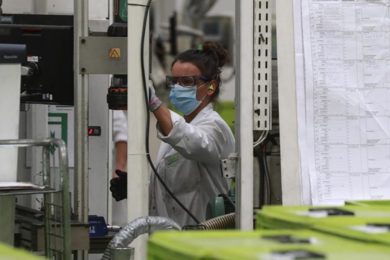 PRODUÇÃO INDUSTRIAL SOBE 3% EM AGOSTO E RECUPERA FACE AO MÊS ANTERIOR