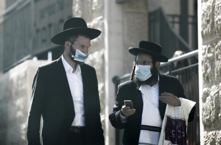 COVID-19: ISRAEL ULTRAPASSA O MILHAR DE MORTOS E PONDERA NOVAS RESTRIÇÕES