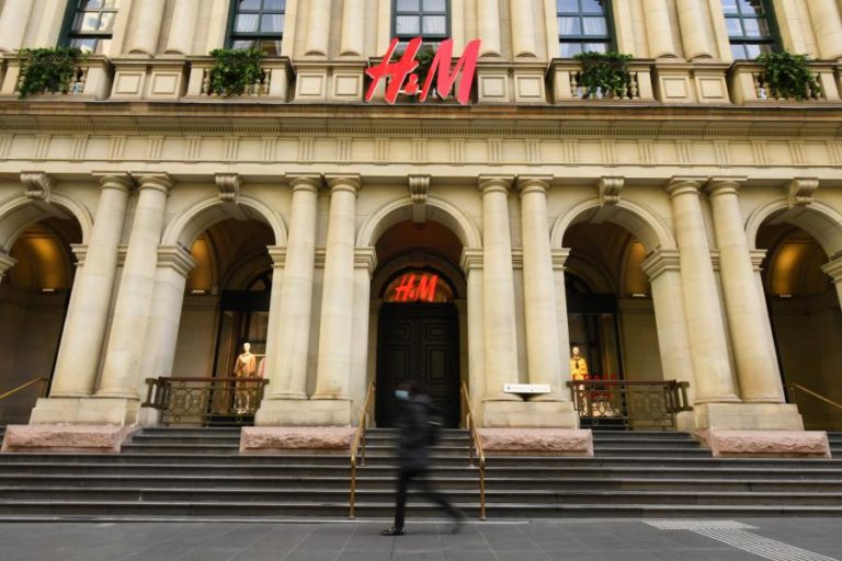 H&M RECUPERA PARA LUCRO ANTES DE IMPOSTOS DE 192,5 ME NO 3.º TRIMESTRE FISCAL