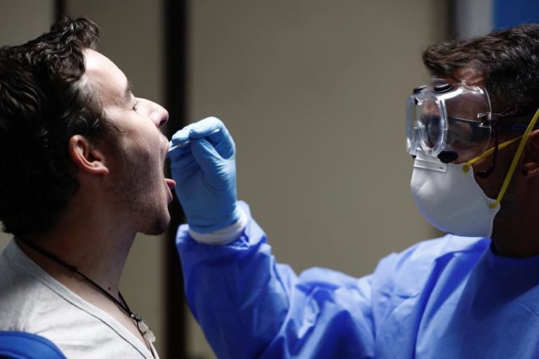 COVID-19: ESPANHA REGISTA QUASE 9.000 NOVOS CASOS E 40 MORTOS