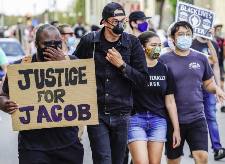 JOE BIDEN REÚNE-SE EM PRIVADO COM FAMÍLIA DE JACOB BLAKE