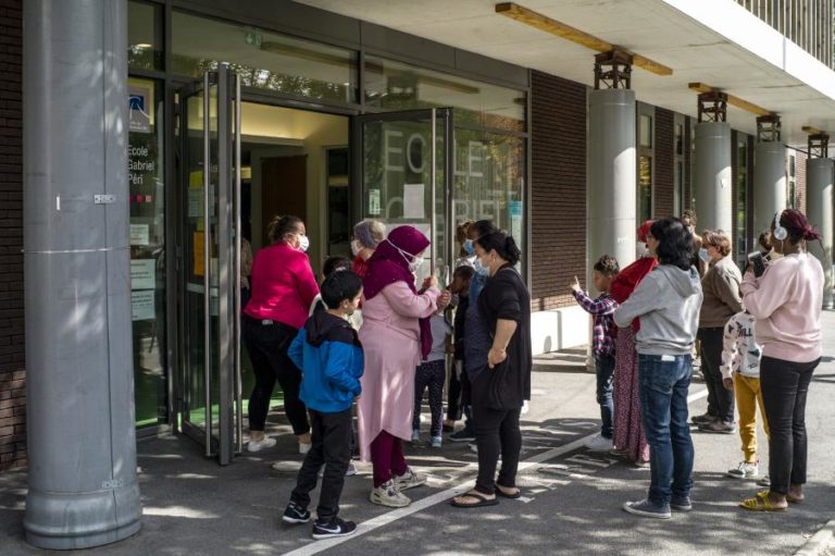 COVID-19: FRANÇA ENCERRA 81 ESCOLAS E 2.100 TURMAS DEVIDO A CASOS POSITIVOS