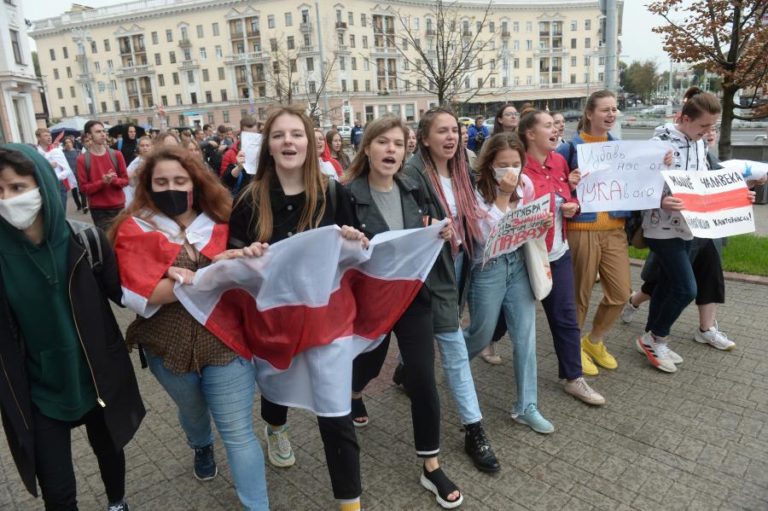 BIELORRÚSSIA: CENTENAS DE ESTUDANTES PROTESTAM EM MINSK NA ABERTURA DO ANO LETIVO
