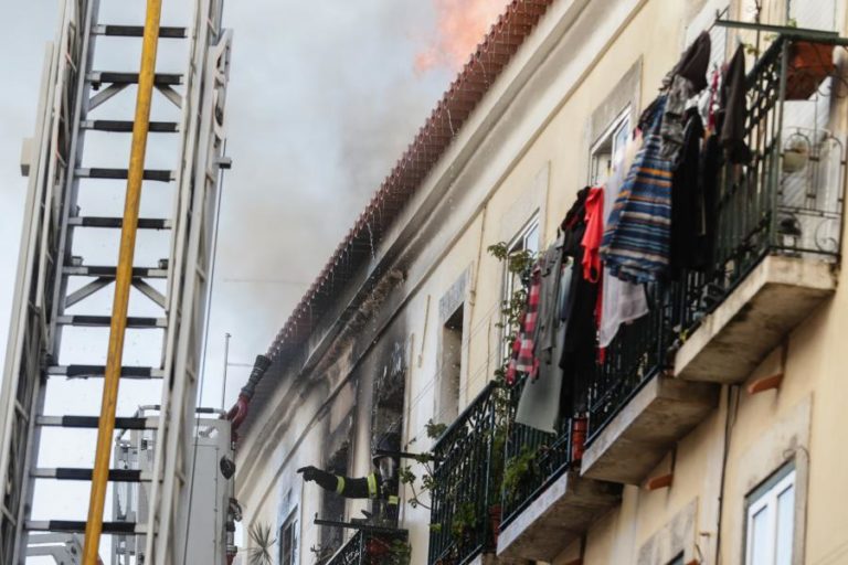 TREZE PESSOAS DESALOJADAS NUM INCÊNDIO EM LISBOA