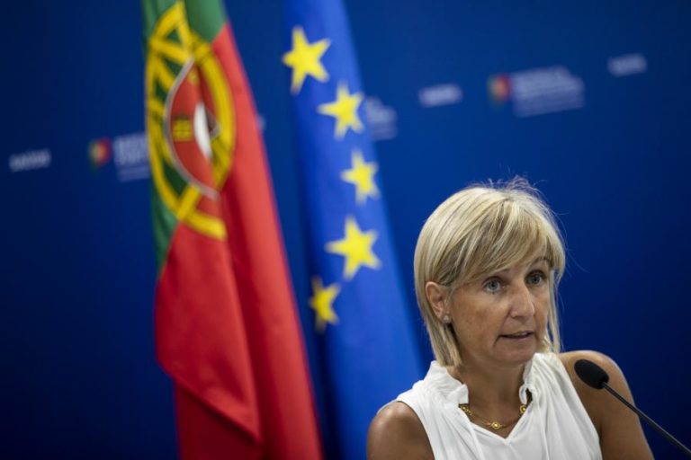 MINISTRA DA SAÚDE ANUNCIA CONTRATAÇÃO DE 950 MÉDICOS PARA O SNS