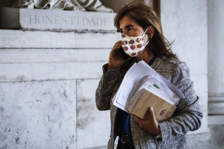 COVID-19: MINISTRAS DO TRABALHO E DA SAÚDE OUVIDAS NA AR SOBRE SURTOS EM LARES