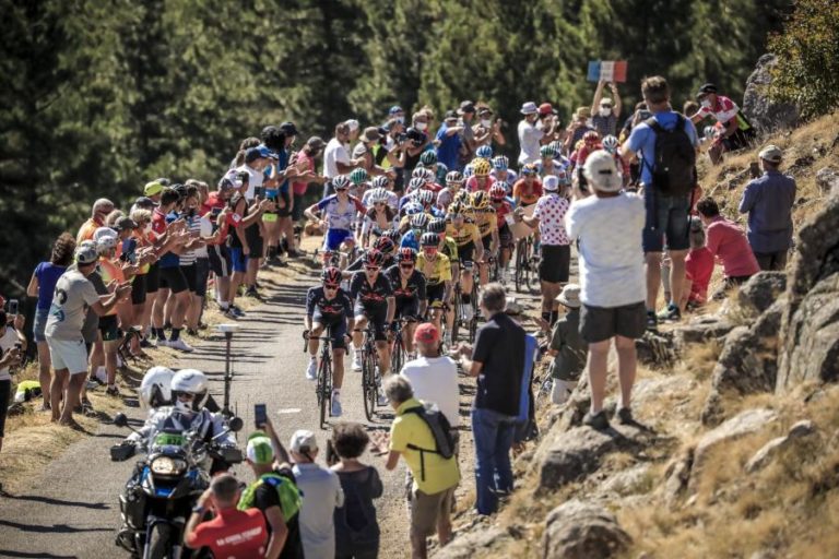 TOUR: PELOTÃO TEME CONTÁGIO POR COVID-19 DEVIDO A PRESENÇA DE PÚBLICO SEM MÁSCARA