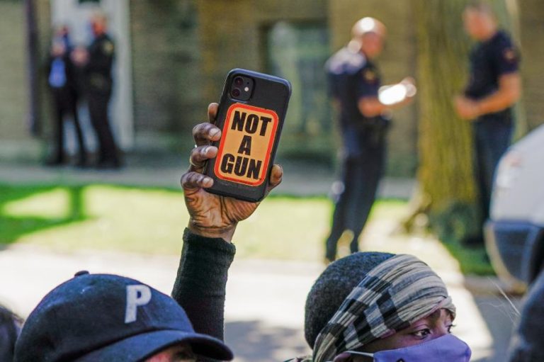 PROTESTOS EM VÁRIAS CIDADES DOS EUA POR VIOLÊNCIA POLICIAL CONTRA AFRO-AMERICANOS
