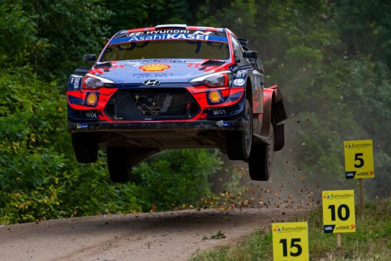 TÄNAK (HYUNDAI) VENCE RALI DA ESTÓNIA E SOBE A TERCEIRO NO MUNDIAL