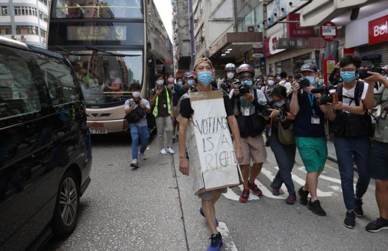 TRÊS ATIVISTAS PRÓ-DEMOCRACIA DETIDOS EM PROTESTO EM HONG KONG