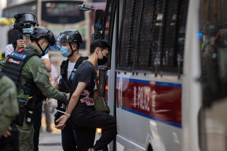 POLÍCIA DETÉM QUASE TRÊS CENTENAS DE MANIFESTANTES EM HONG KONG
