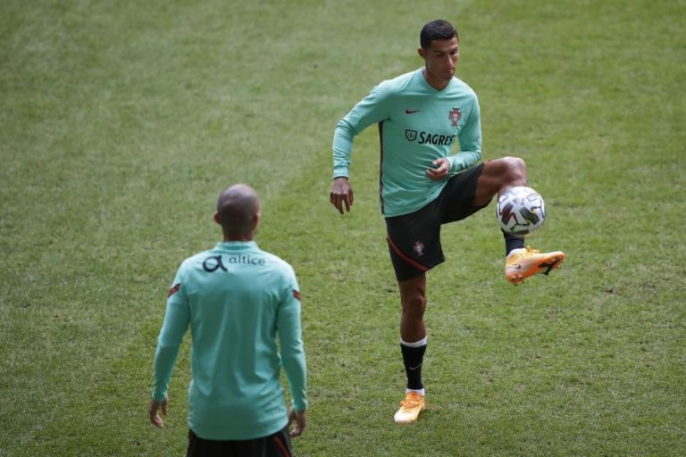 RONALDO EM PLENO NO ARRANQUE DO TREINO DE PORTUGAL NA SUÉCIA
