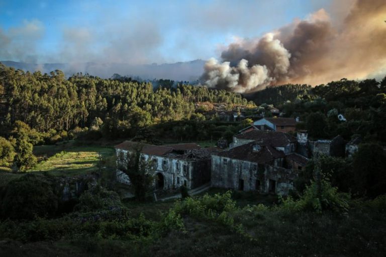 INCÊNDIO QUE DEFLAGROU EM OLIVEIRA DE FRADES EM RESOLUÇÃO – PROTEÇÃO CIVIL