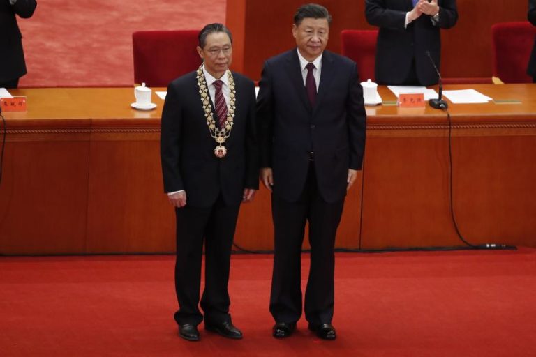 COVID-19: MÉDICO CHINÊS HOMENAGEADO POR XI JINPING PROCLAMA VITÓRIA DO PAÍS SOBRE O SURTO