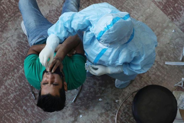 COVID-19: MAIS DE 904 MIL MORTOS E QUASE 28 MILHÕES DE INFETADOS EM TODO MUNDO