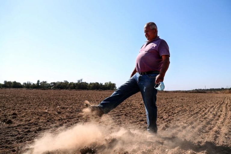 SECA: SEM REGA A PARTIR DE BARRAGEM NO ALENTEJO, AGRICULTORES OLHAM PARA “TERRA DESCASCADA”