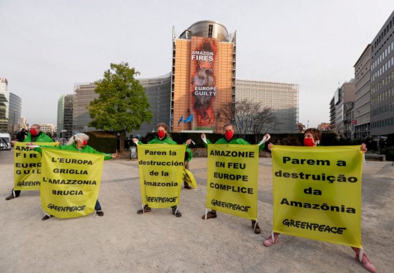GREENPEACE AFIXA CARTAZ NA SEDE DA COMISSÃO EUROPEIA CONTRA FOGOS NA AMAZÓNIA