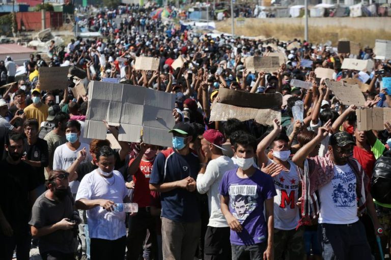 MIGRAÇÕES: MILHARES DE REFUGIADOS PROTESTAM EM LESBOS APÓS INCÊNDIOS NO CAMPOS