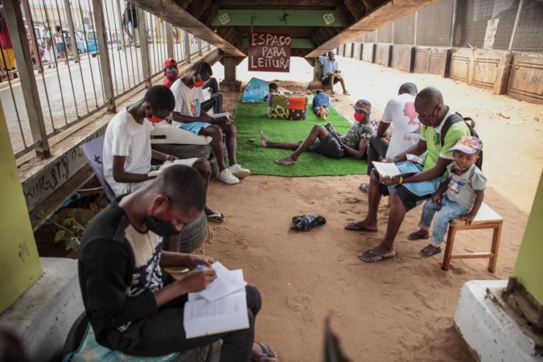 PROJETO DE BIBLIOTECA LIVRE E LEITURA GRÁTIS EM LUANDA REVELA “VERDADEIROS PAPÕES DE LIVROS”
