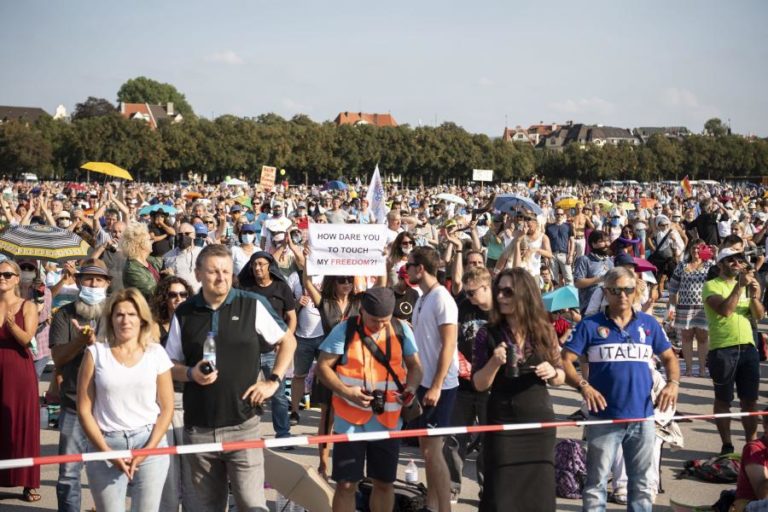 COVID-19: MILHARES PROTESTARAM CONTRA MEDIDAS DE RESTRIÇÃO NA ALEMANHA