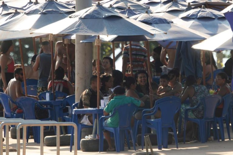 COVID-19: BRASIL ULTRAPASSA135 MIL MORTOS E APROXIMA-SE DOS 4,5 MILHÕES DE CASOS
