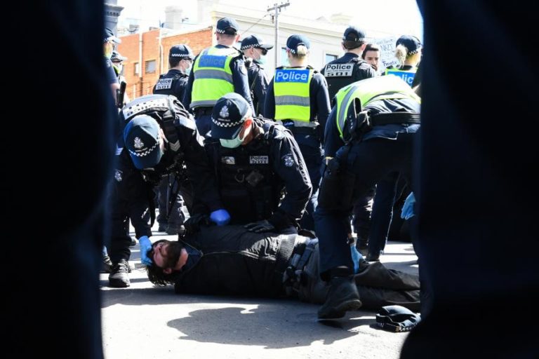 COVID-19: POLÍCIA AUSTRALIANA PRENDE DEZENAS DE MANIFESTANTES CONTRA RESTRICÕES