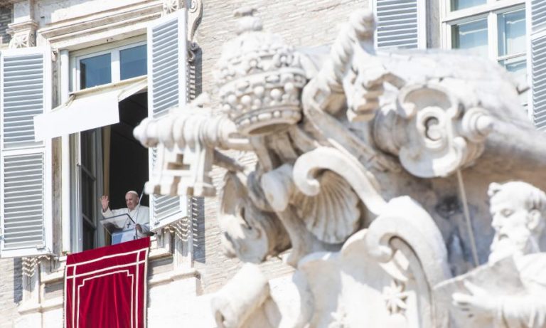 PAPA PEDE ACOLHIMENTO DIGNO E HUMANO PARA REFUGIADOS DO CAMPO NA ILHA GREGA DE LESBOS