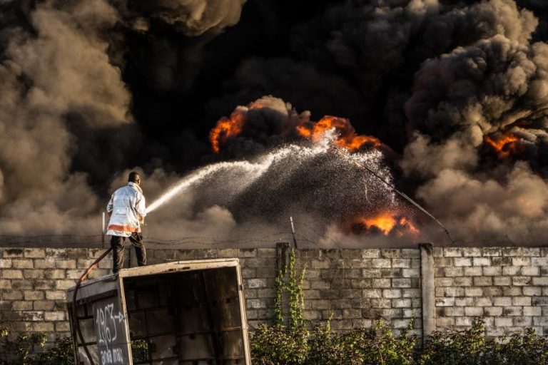 UM FERIDO EM INCÊNDIO DE GRANDES PROPORÇÕES EM ARMAZÉM EM DÍLI