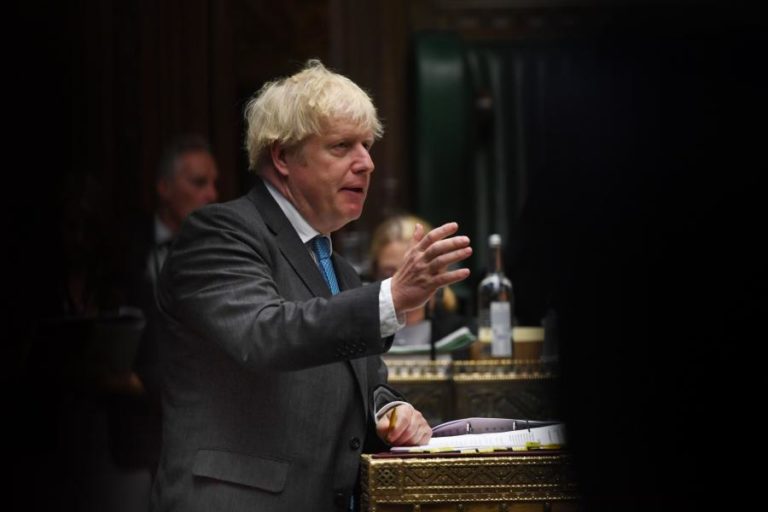 COVID-19: PM BRITÂNICO REÚNE CONSELHO DE EMERGÊNCIA E FAZ DECLARAÇÃO NA TERÇA-FEIRA