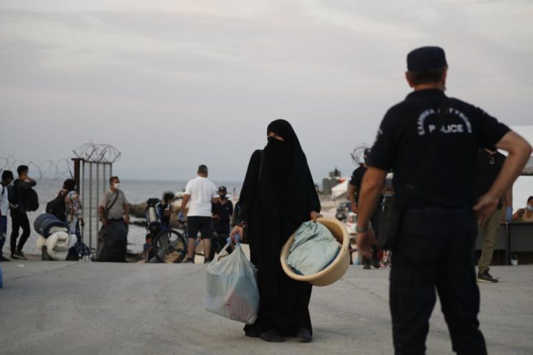 OPERAÇÃO POLICIAL PARA TRANSFERIR MILHARES DE MIGRANTES PARA NOVO CAMPO NA GRÉCIA
