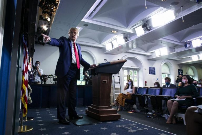 COVID-19: TRUMP CONTRADIZ PERITOS E PROMETE 100 MILHÕES DE DOSES DE VACINA EM 2020
