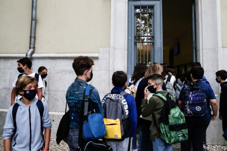 COVID-19: ALUNOS SEPARADOS EM “BOLHAS” DENTRO DA ESCOLA MAS TODOS JUNTOS ANTES DE ENTRAR
