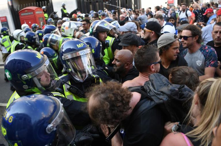 COVID-19: CONFRONTOS EM LONDRES ENTRE POLÍCIA E OPOSITORES DAS RESTRIÇÕES DEVIDO À PANDEMIA