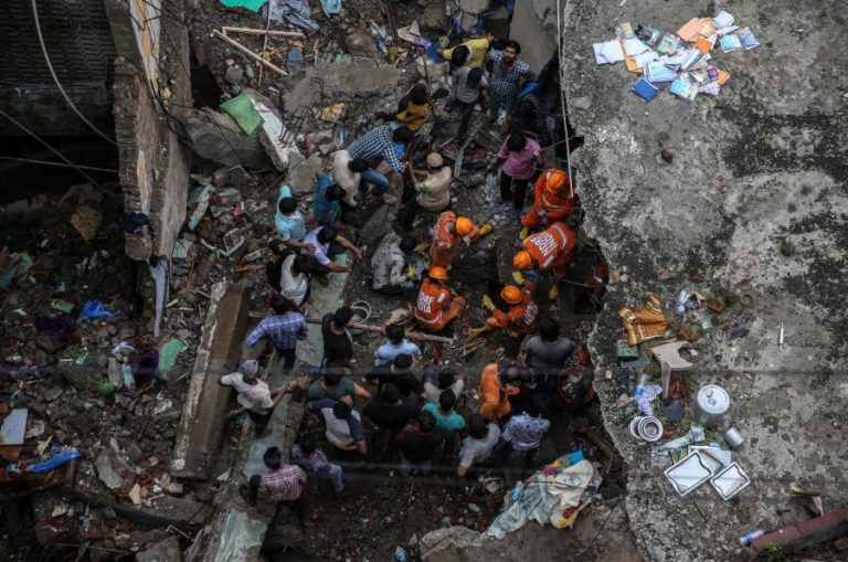 BALANÇO DE MORTOS EM DESABAMENTO DE PRÉDIO NA ÍNDIA SOBE PARA 10 PESSOAS