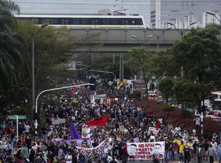 MANIFESTANTES VOLTAM ÀS RUAS PARA PROTESTAR CONTRA VIOLÊNCIA POLICIAL NA COLÔMBIA