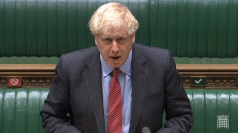 COVID-19: PM BRITÂNICO ADMITE QUE NOVAS RESTRIÇÕES POSSAM PROLONGAR-SE POR SEIS MESES